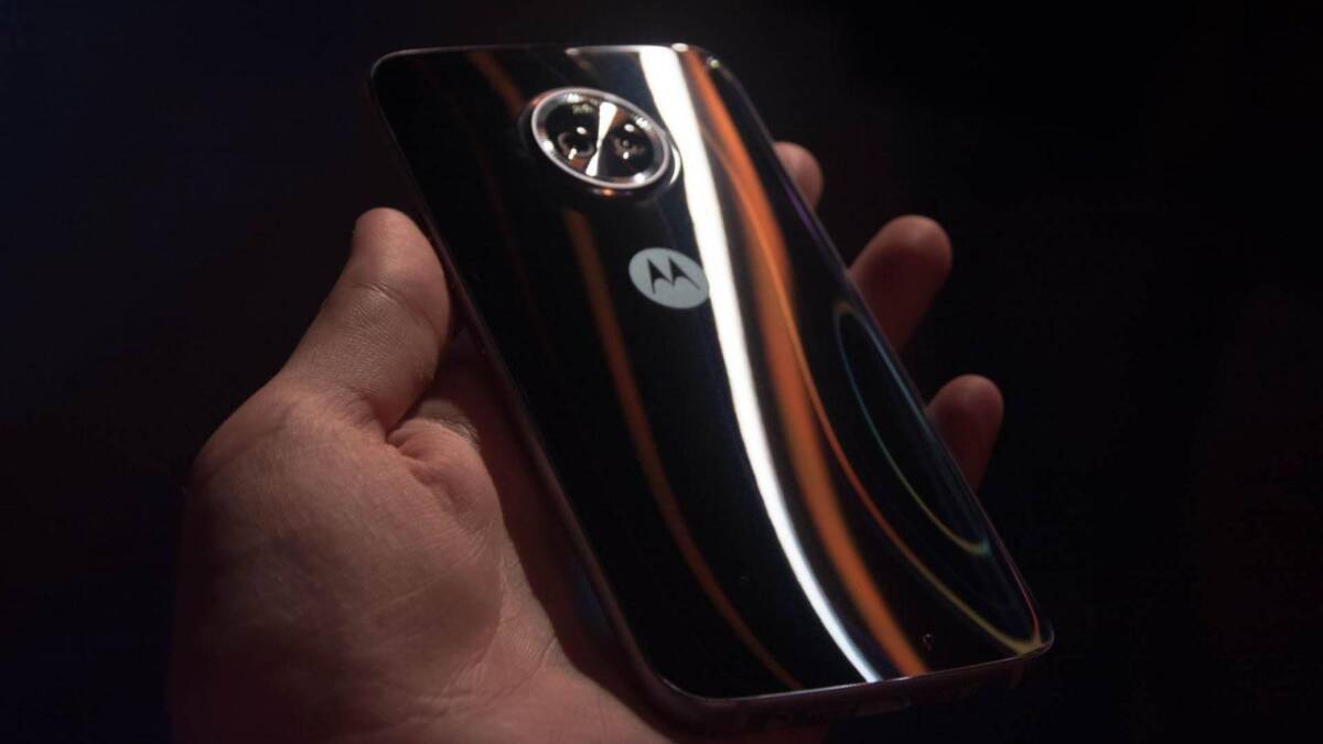 Обратная сторона смартфона Motorola с двойной камерой и логотипом Motorola