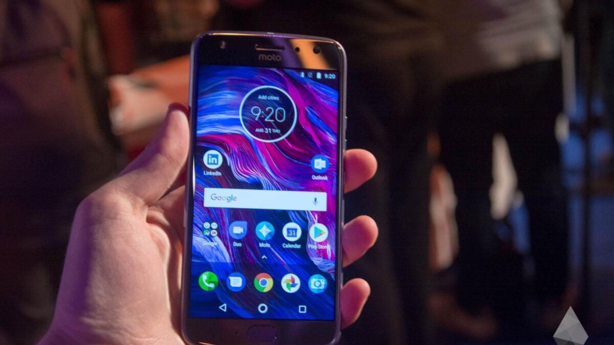 Moto X4 в руке