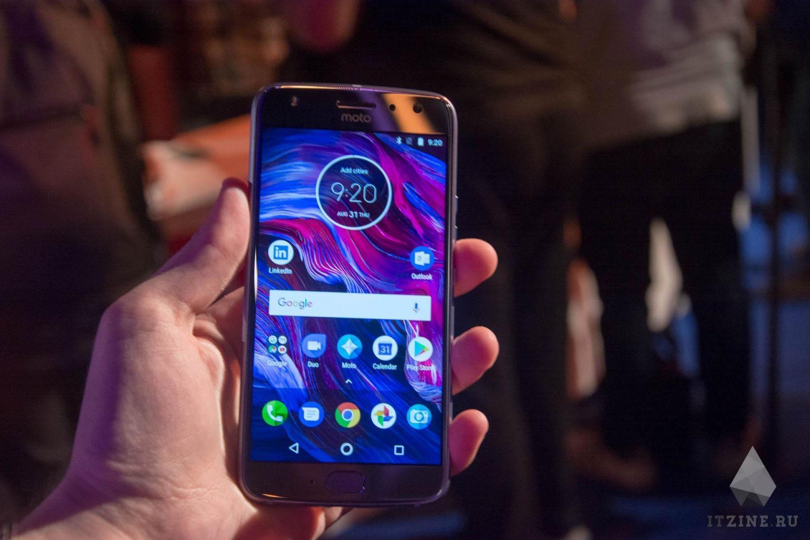 Moto X4 в руке Moto X4 в руке
