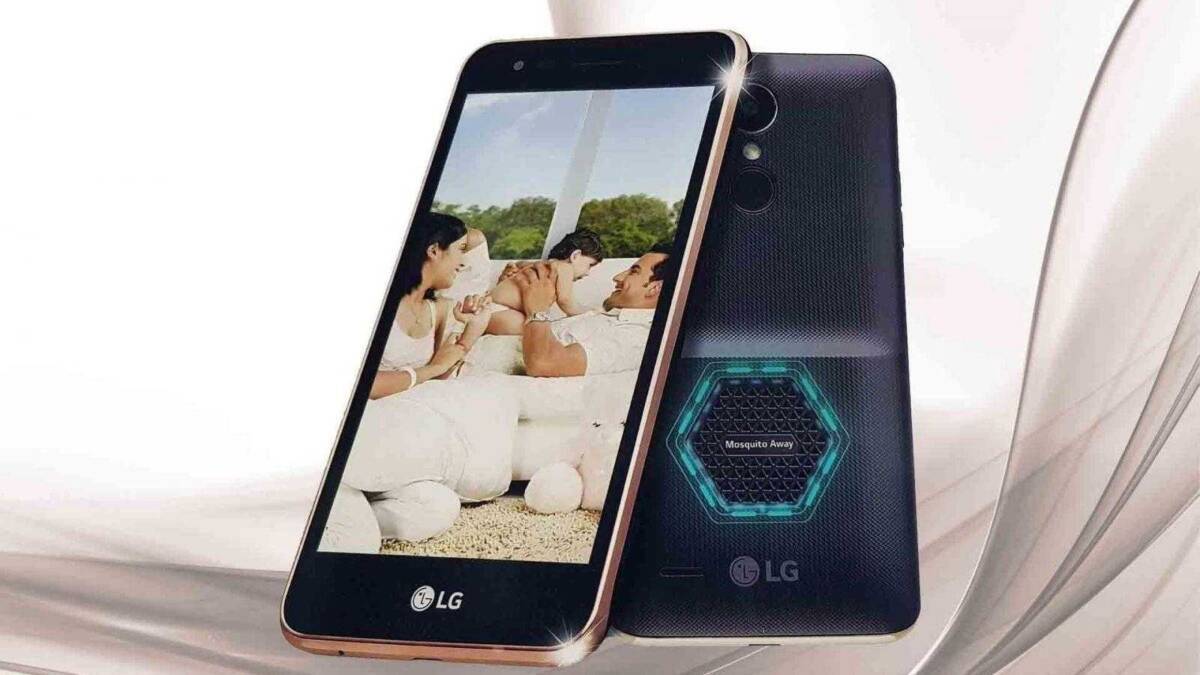 Смартфон LG с устройством отпугивателем комаров сбоку и спереди