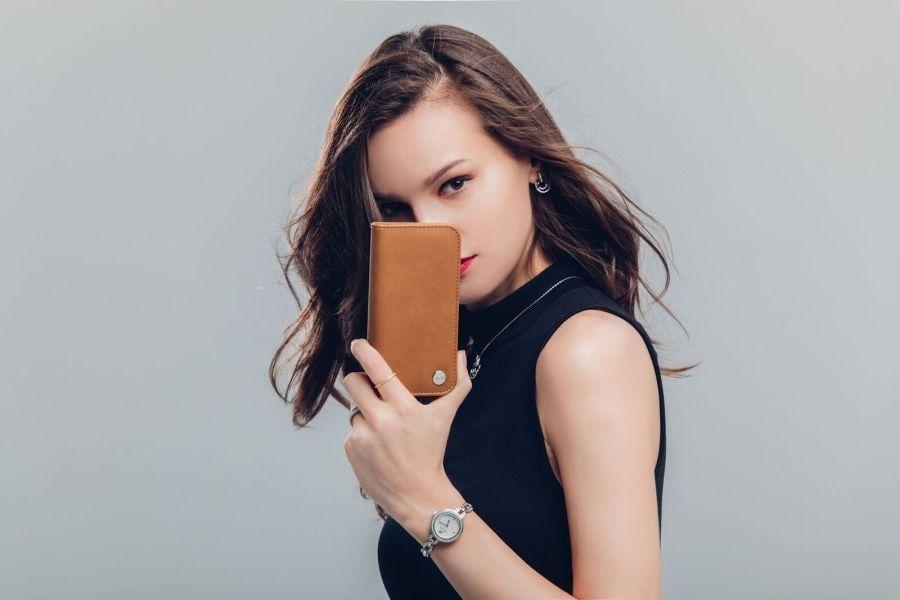 Moshi выпустила чехлы для iPhone 8 и iPhone X 12 Overture Caramel Brown LS