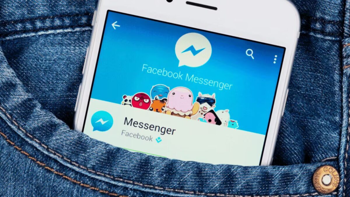 Смартфон в кармане джинсов с открытым приложением Facebook Messenger