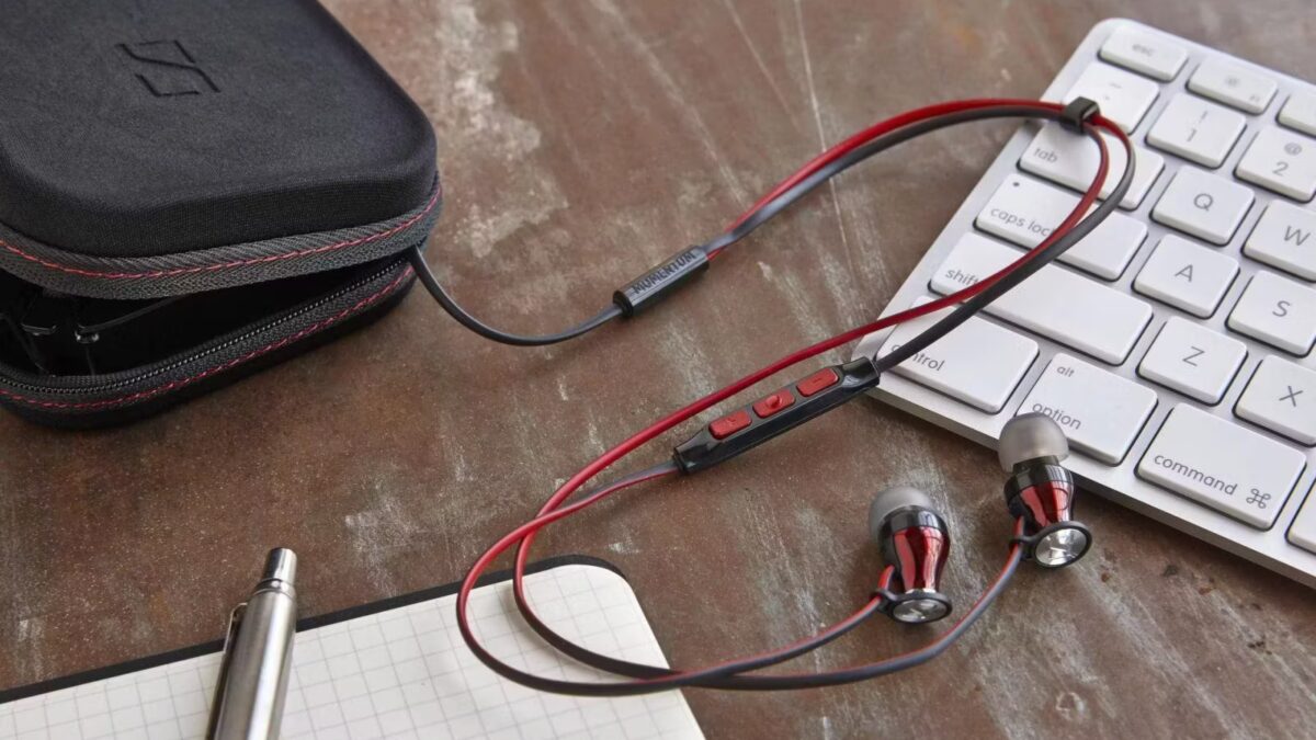 Вариант беспроводных наушников Sennheiser в накидке на столе
