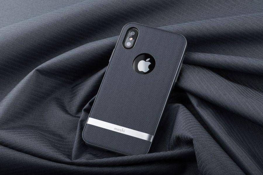 Moshi выпустила чехлы для iPhone 8 и iPhone X 10 Черный чехол Moshi для iPhone X и iPhone 8 на тканевом фоне