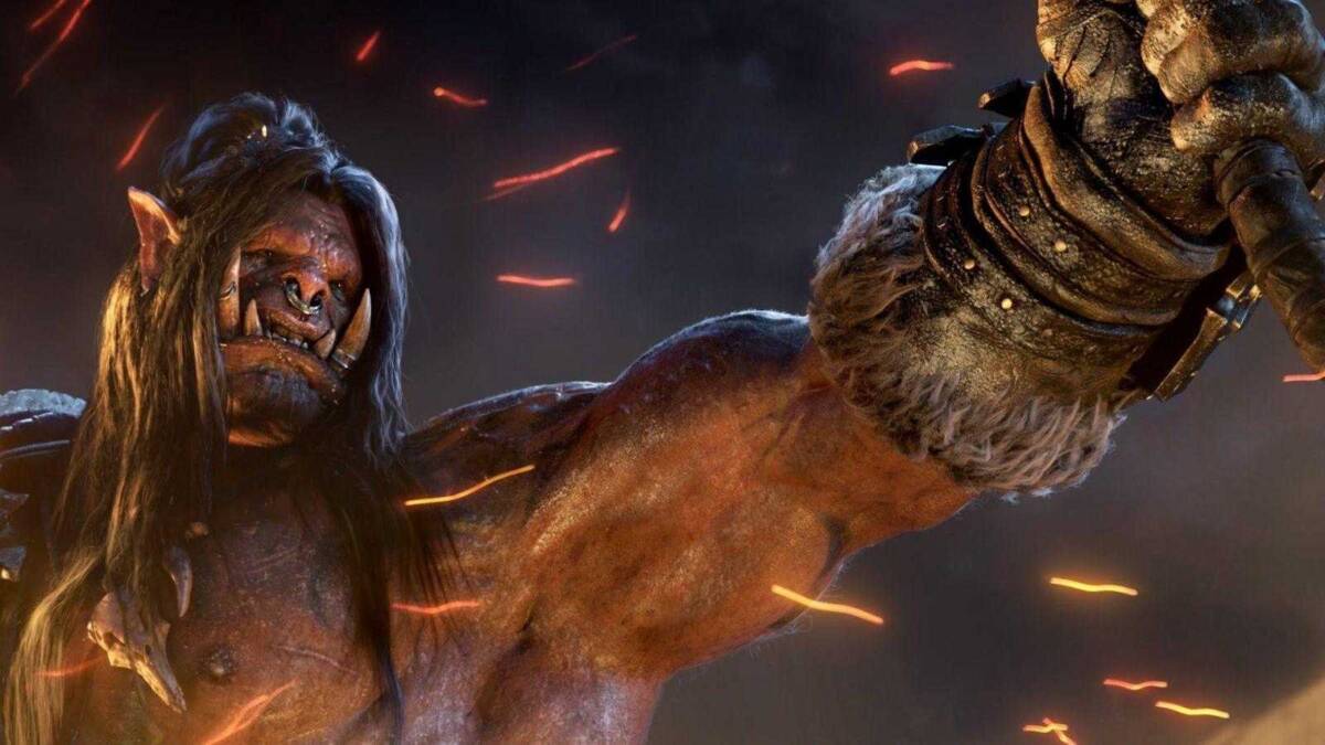 Герой из видеоигры Blizzard с оружием и доспехами