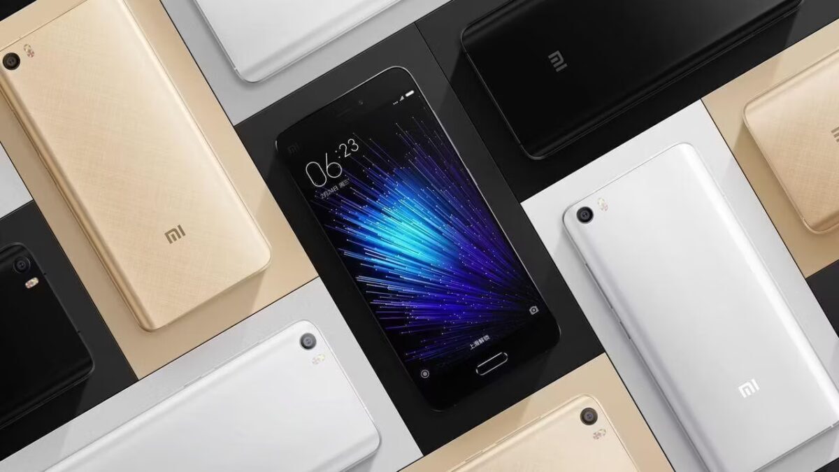 Различные цвета Xiaomi Mi 7 расположены на поверхности