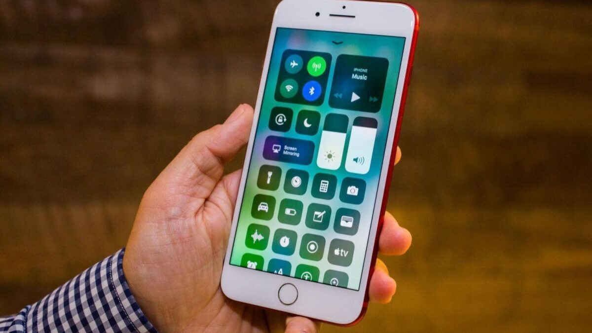 Айфон с отображением панели управления iOS 11