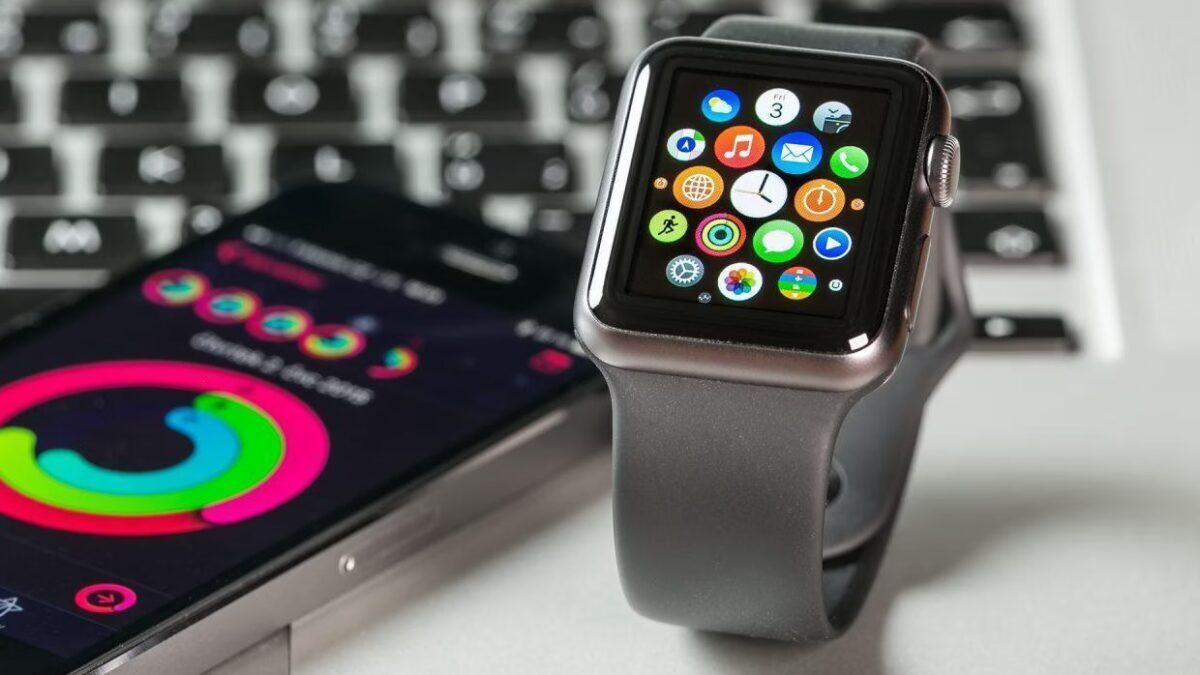 В watchOS 4 больше не отображается музыка 2 смарт-часы Apple Watch и смартфон с отображением иконок