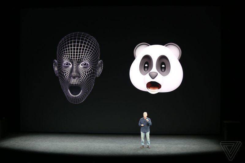 Мужчина на сцене с двумя анимационными лицами iPhone X