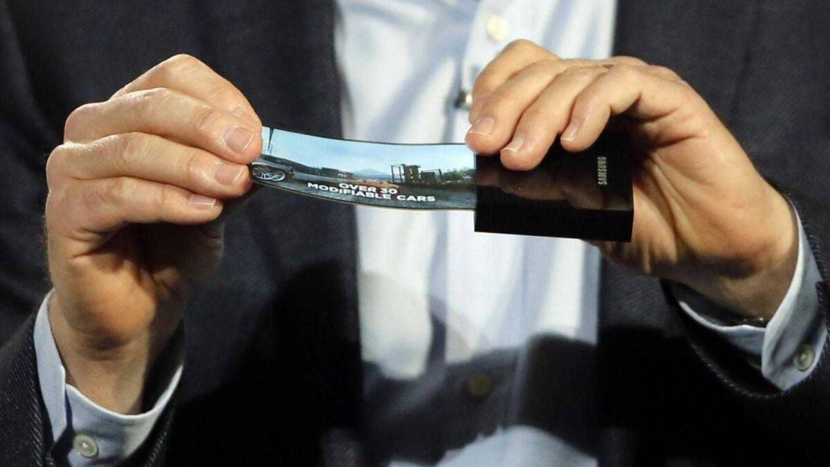 Фотография складного смартфона ZTE с двумя экранами в руках человека