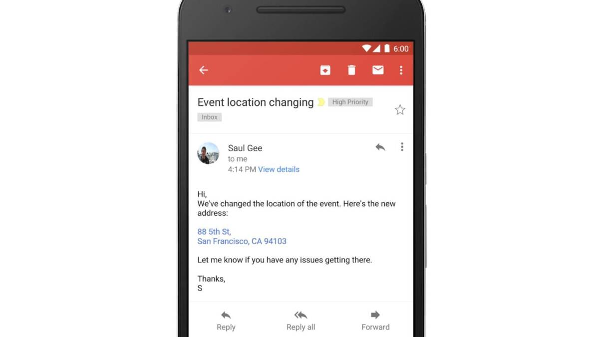 Экран смартфона с открытым письмом Gmail интерфейс
