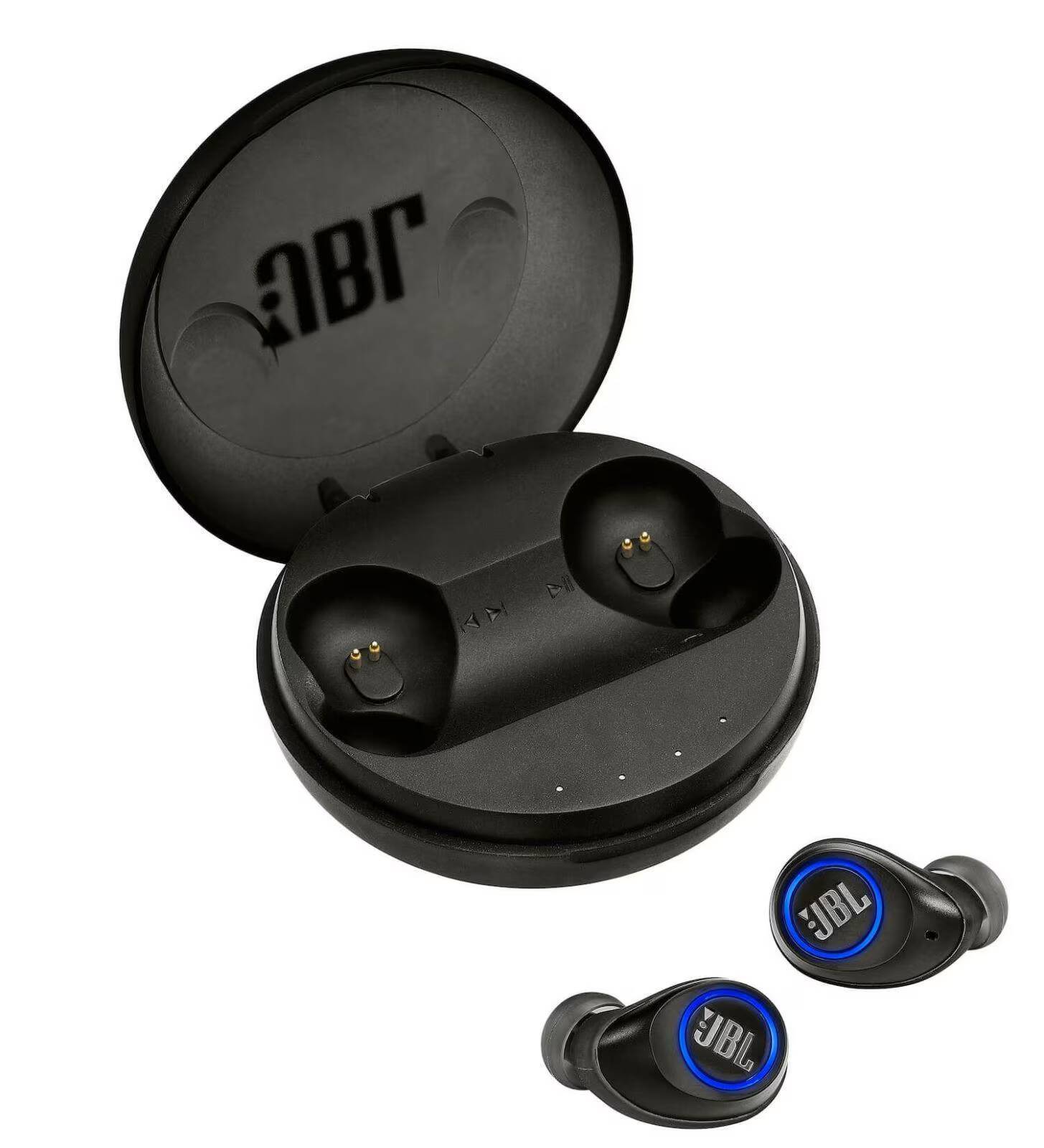 На фотографии портативная беспроводная колонка JBL с зарядным кейсом и наушниками