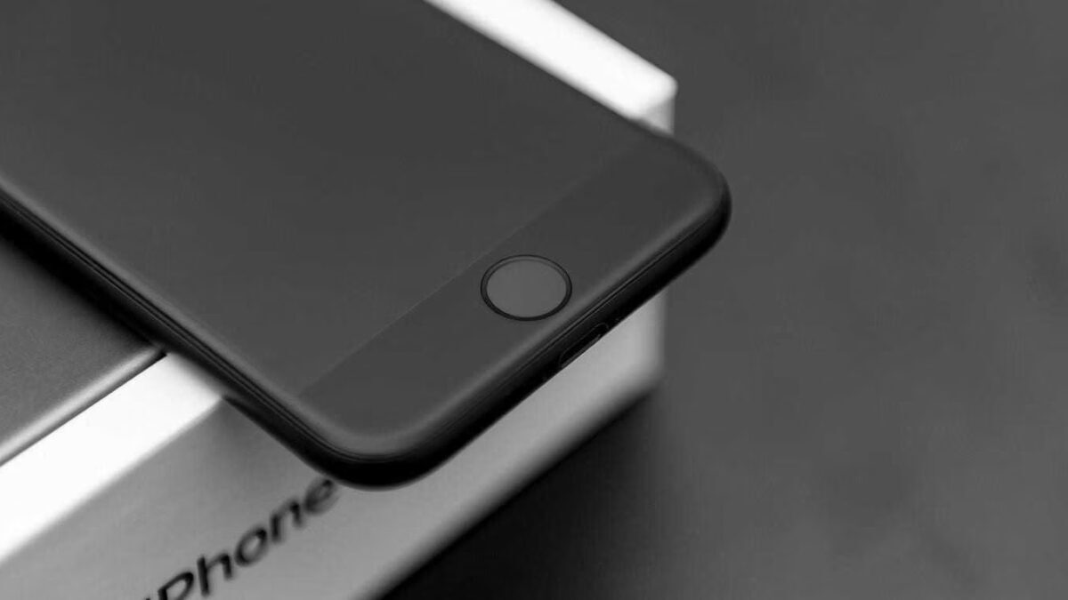 Черный iPhone 8 на грани двух предметов иа близком плане