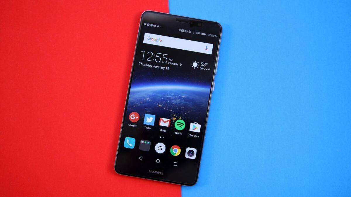 Смартфон Huawei Mate 10 на черно-красном фоне