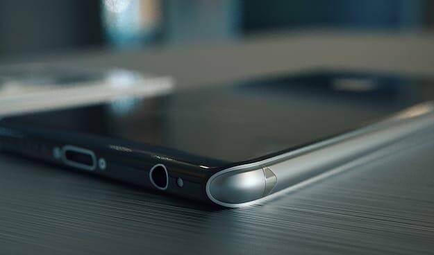 Что мы ожидаем от iPhone 8 и iPhone X. Характеристики, цены, слухи 12 Боковой вид iPhone 8 или iPhone X с металлической рамкой и кнопками