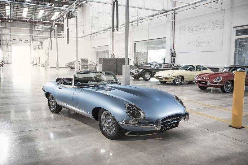 Jaguar представила самый красивый электрокар 3 Классический кабриолет Jaguar E-Type серебристого цвета в автосалоне