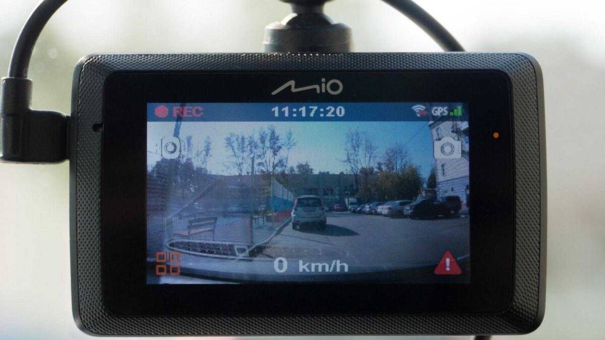 Дорожный свидетель. Обзор видеорегистратора Mio MiVue 786 20 Вид дисплея видеорегистратора ASUS ZenFone 5 на автомобиле