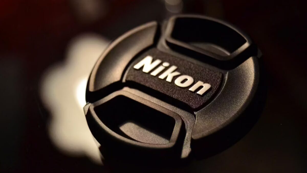 Объектив Nikon с фокусной крышкой крупным планом
