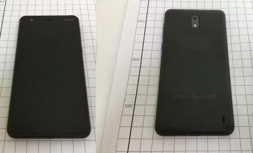 Передняя и задняя сторона Nokia 2 на бумаге с сеткой