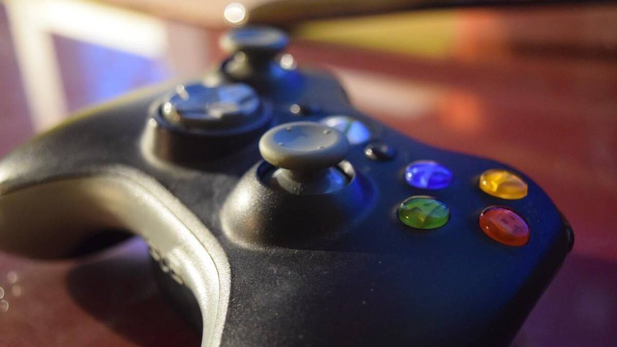 Подводные лодки США оснастят геймпадами от Xbox 360 2 Геймпад Xbox 360 на деревянной поверхности с подсветкой