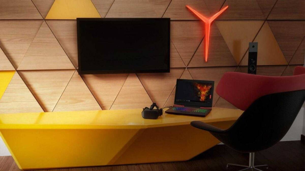 Lenovo выпустила игровой ноутбук Legion Y920 в России 5 Рабочий стол игрового ноутбука Lenovo Legion Y920 сVR очками и монитором на деревянной стене