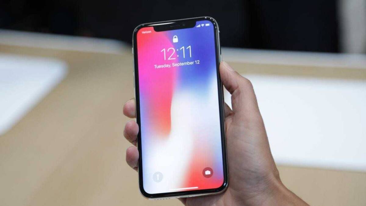 iPhone X разрабатывали более пяти лет 3 Общий вид смартфона 2017 года с дисплеем и интерфейсом