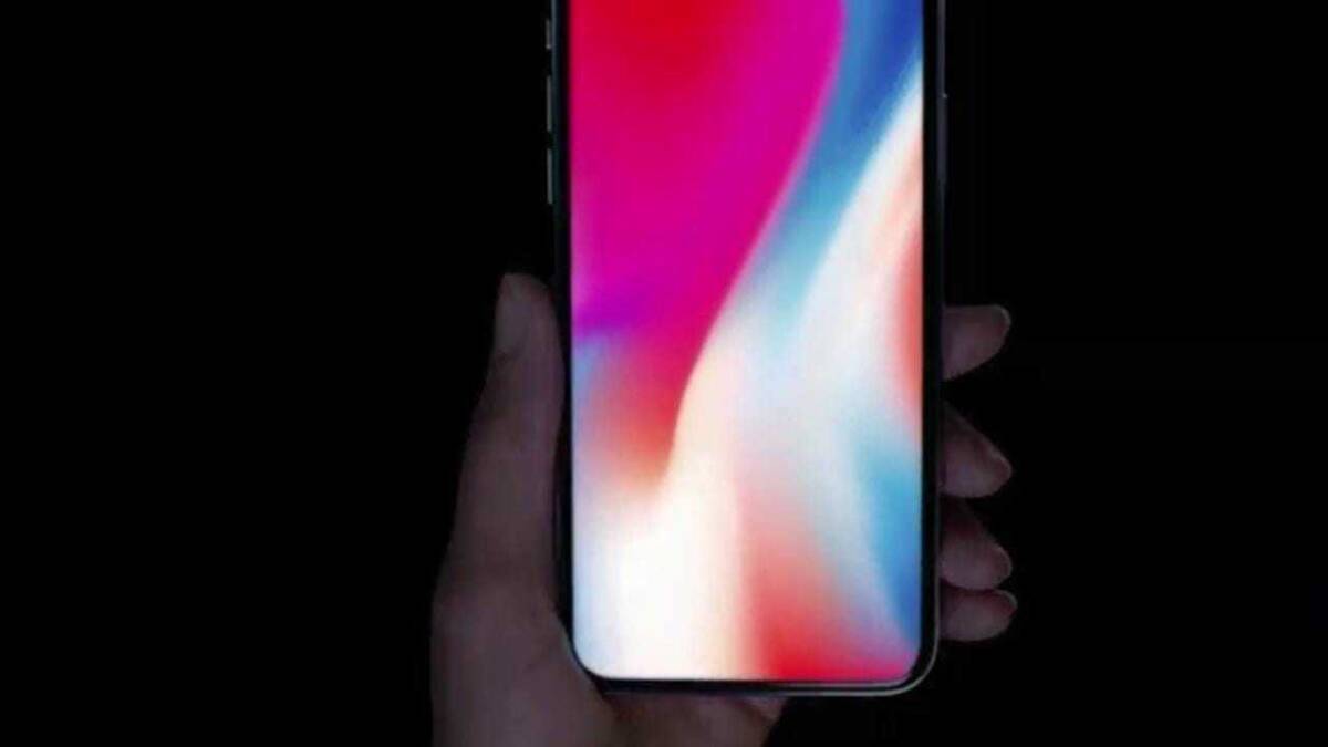 Экран iPhone X с ярким цветовым изображением от руки