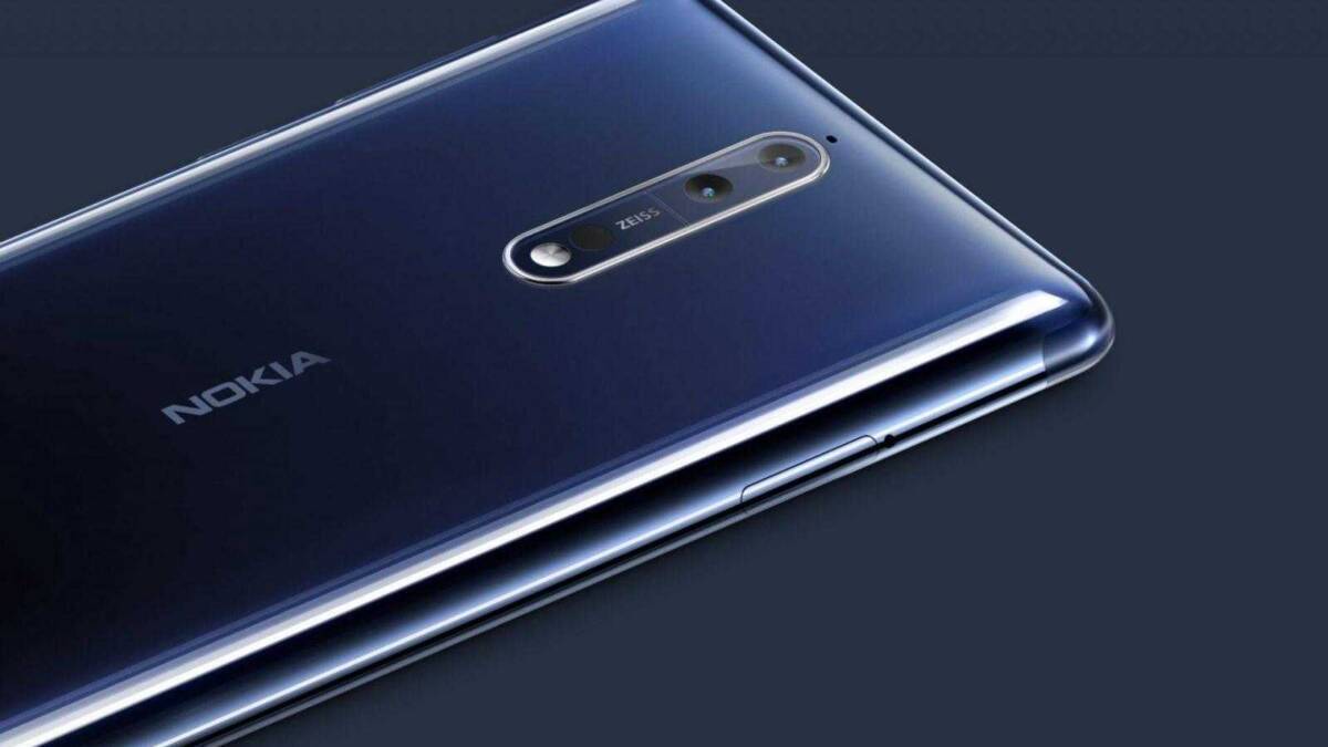 Задняя часть Nokia 8 с тройной камерой и металлическим корпусом