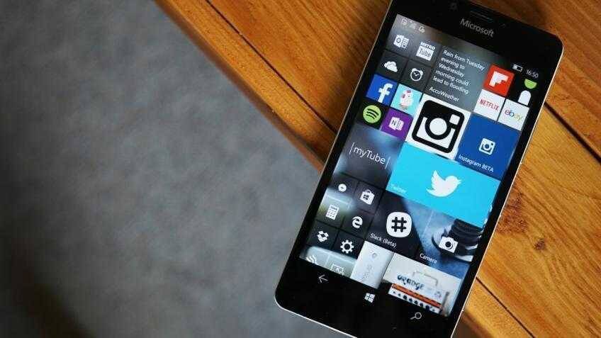 Смартфон Microsoft с запущенными приложениями и интерфейсом