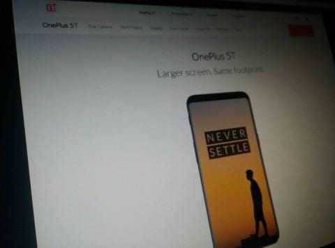 Экран OnePlus 5T с изображением человека на фоне заката