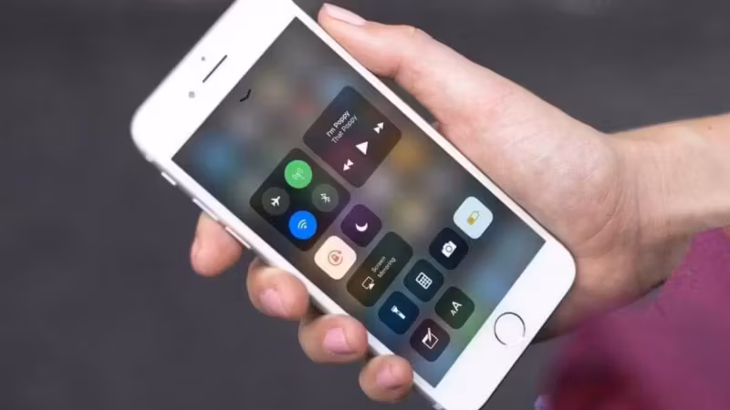 Экран iPhone с центра управления, отображающими быстрые настройки