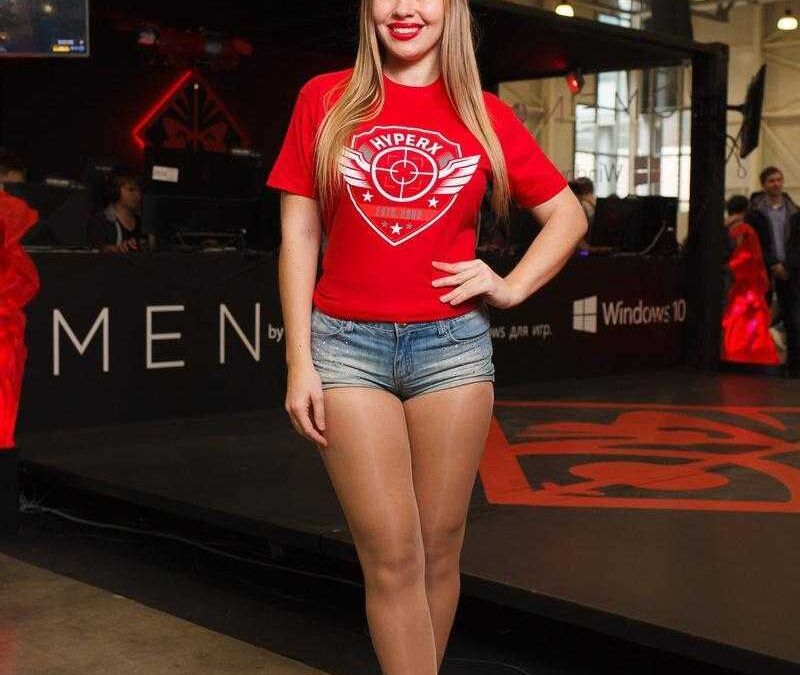 Женщина в красной футболке с логотипом HyperX на выставке