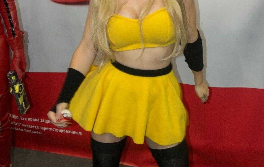 Косплей персонажа из Покемонов с желтым костюмом и ушами