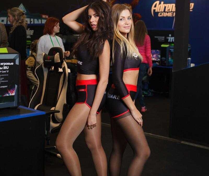 Две женщины в костюмах на выставке компьютерных игр
