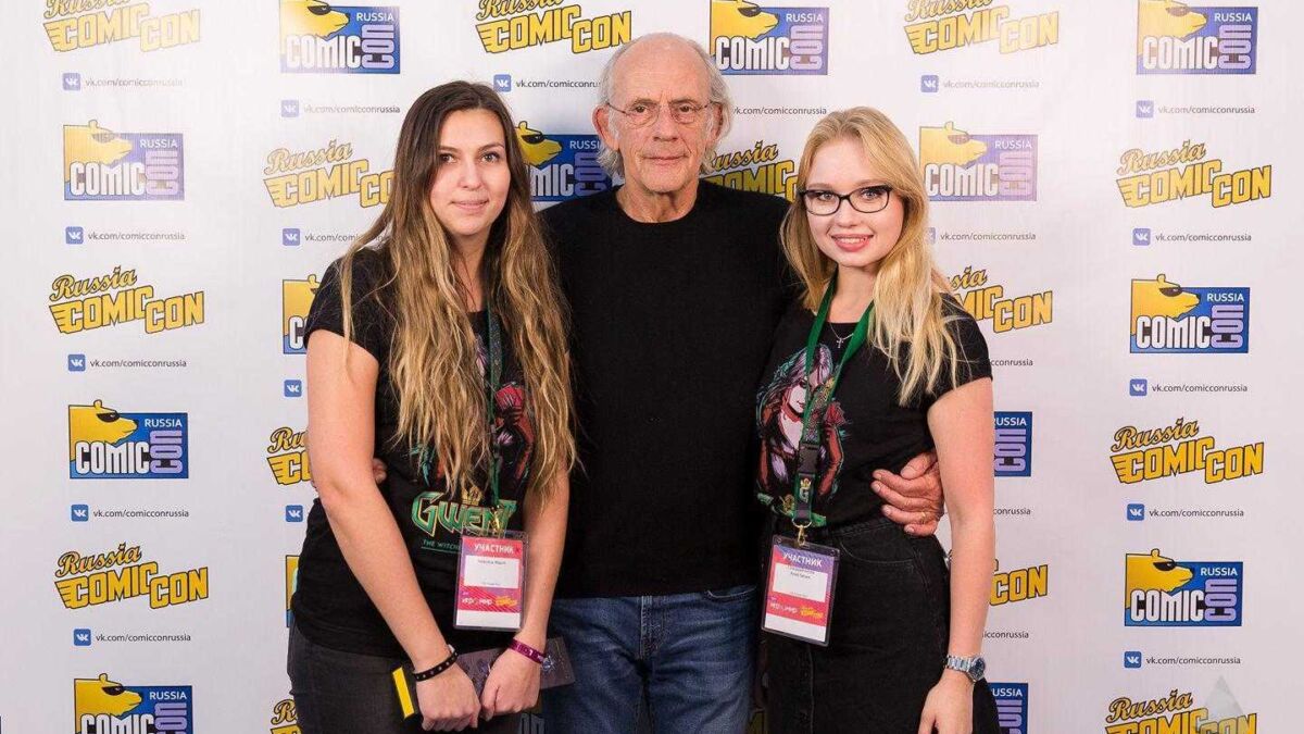 Группа людей на выставке Russia Comic Con с бейджами