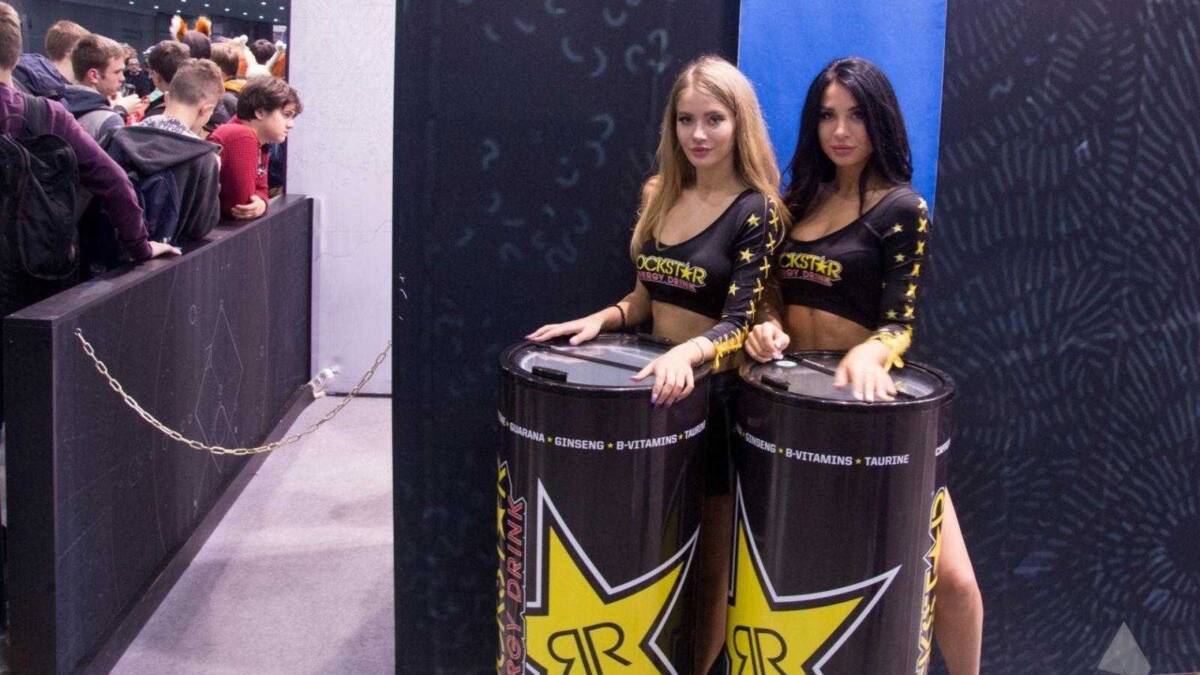 18+ Самые красивые девушки ИгроМир 2017 и Comic Con 97 Две девушки в костюмах Rockstar вокруг стола с напитками iPhone на заднем плане