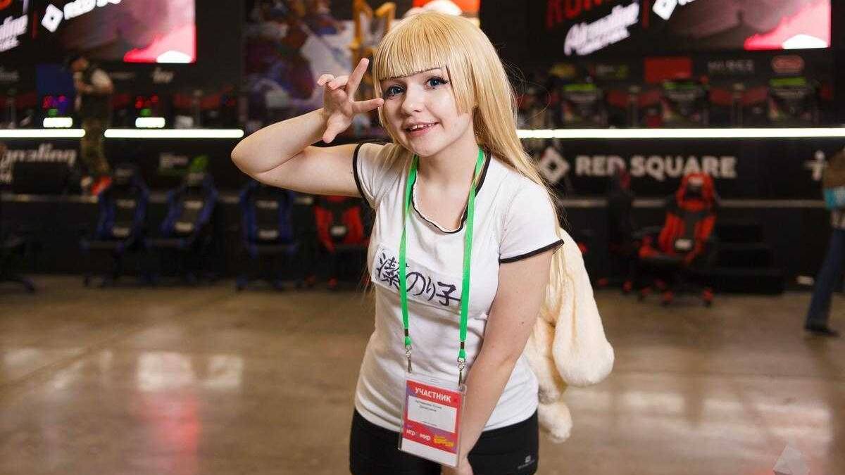 18+ Самые красивые девушки ИгроМир 2017 и Comic Con 95 Девушка с костюмом на конференции или мероприятии на фоне дисплеев игровой зоны