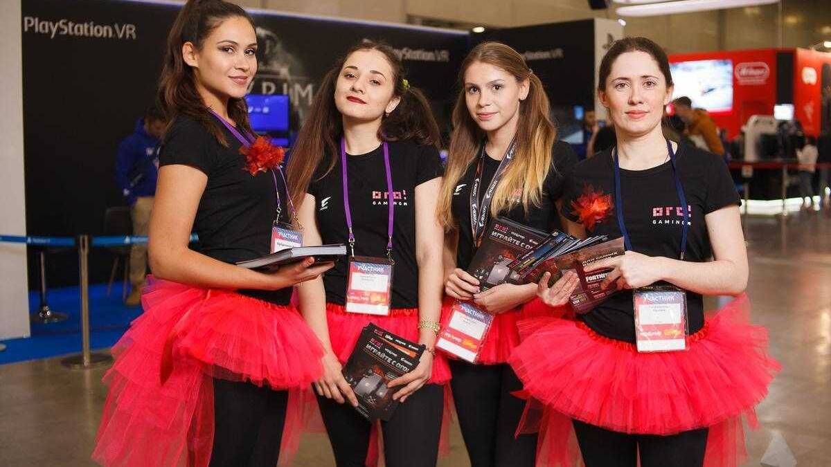 18+ Самые красивые девушки ИгроМир 2017 и Comic Con 79 Групповое фото девушек в черных футболках и красных юбках на выставке