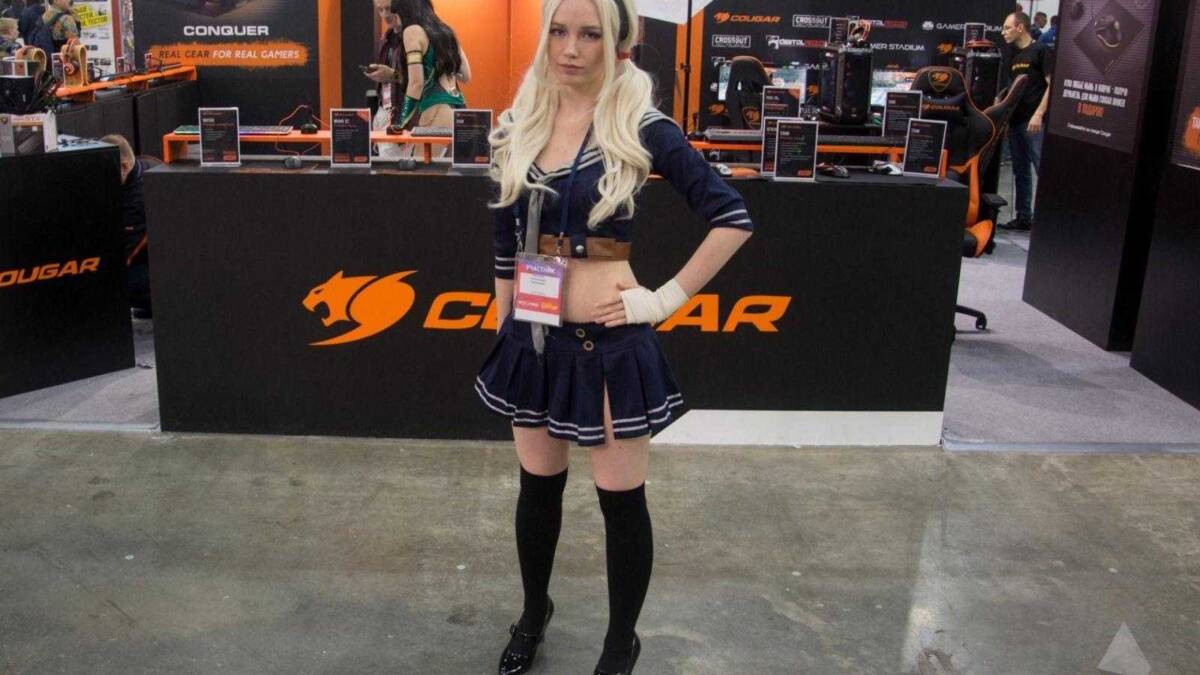 18+ Самые красивые девушки ИгроМир 2017 и Comic Con 108 Модель iPhone на выставке с костюмом в стиле школьницы