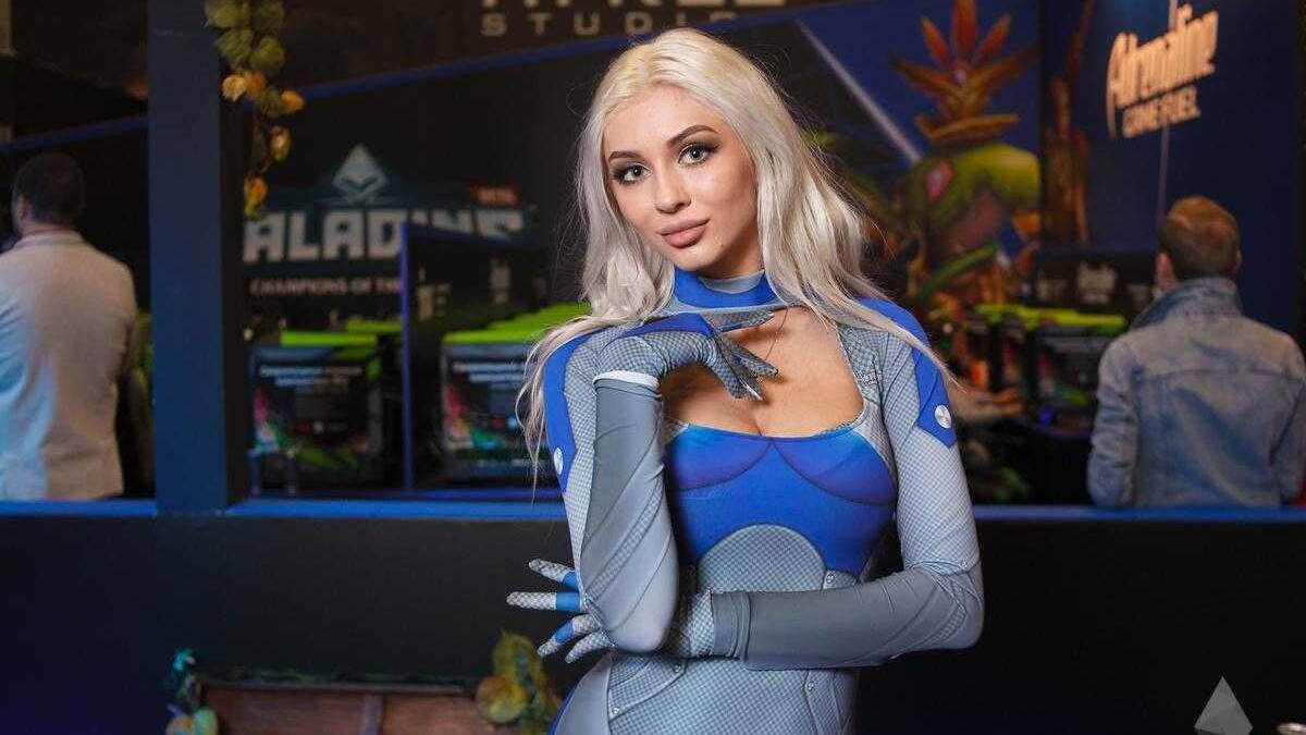 18+ Самые красивые девушки ИгроМир 2017 и Comic Con 94 Женский актер в костюме героини игры Overwatch