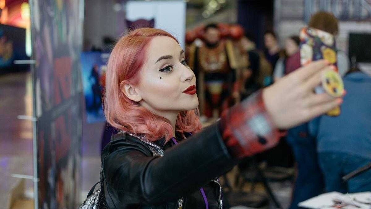 18+ Самые красивые девушки ИгроМир 2017 и Comic Con 93 Девушка с розовыми волосами делает селфи на выставке iPhone