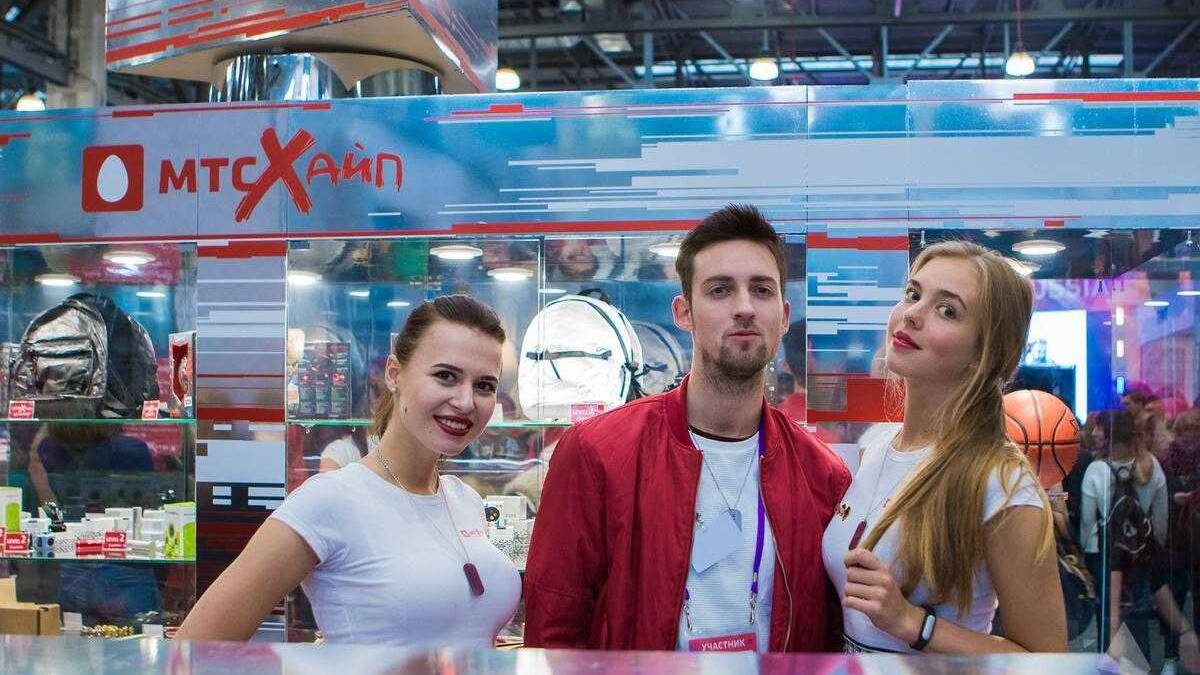 18+ Самые красивые девушки ИгроМир 2017 и Comic Con 89 Три человека за стеклом у стенда МТС Хайп