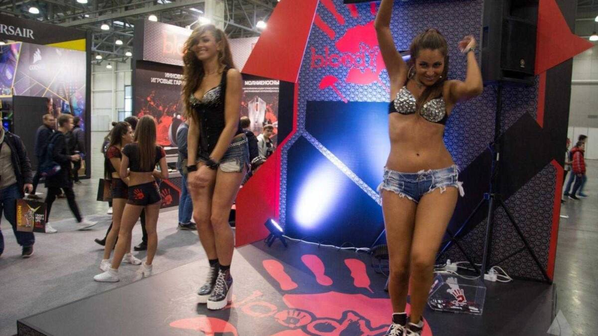 18+ Самые красивые девушки ИгроМир 2017 и Comic Con 106 Женщины в стиле рок на стенде с логотипом блогери