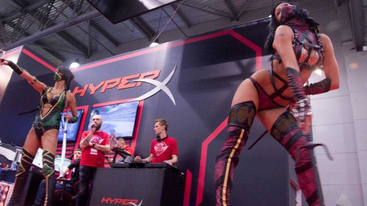 18+ Самые красивые девушки ИгроМир 2017 и Comic Con 103 Женщины в костюмах на стенде HyperX на выставке