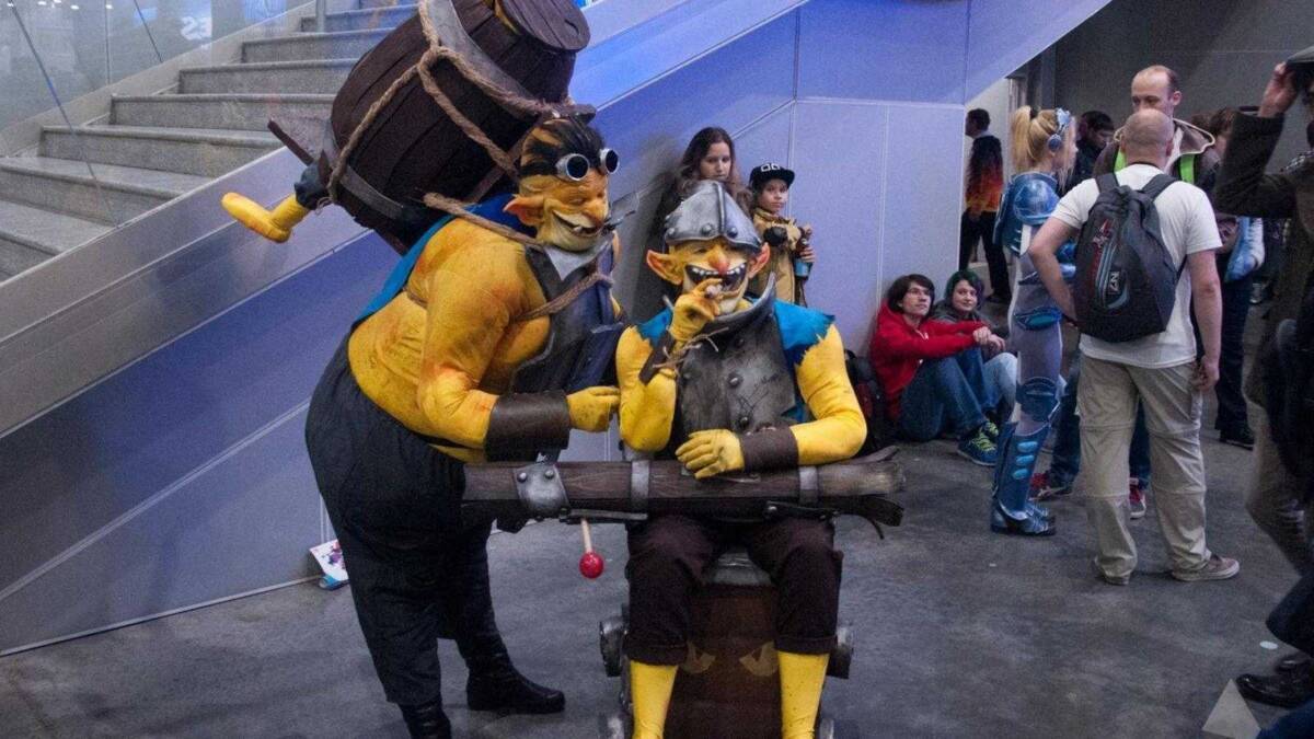 косплей персонажей с штурмовиком в костюмах и гримасами на ИгроМир 2017