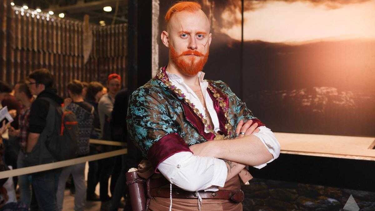 Мужчина в историческом костюме на выставке Игромир 2017