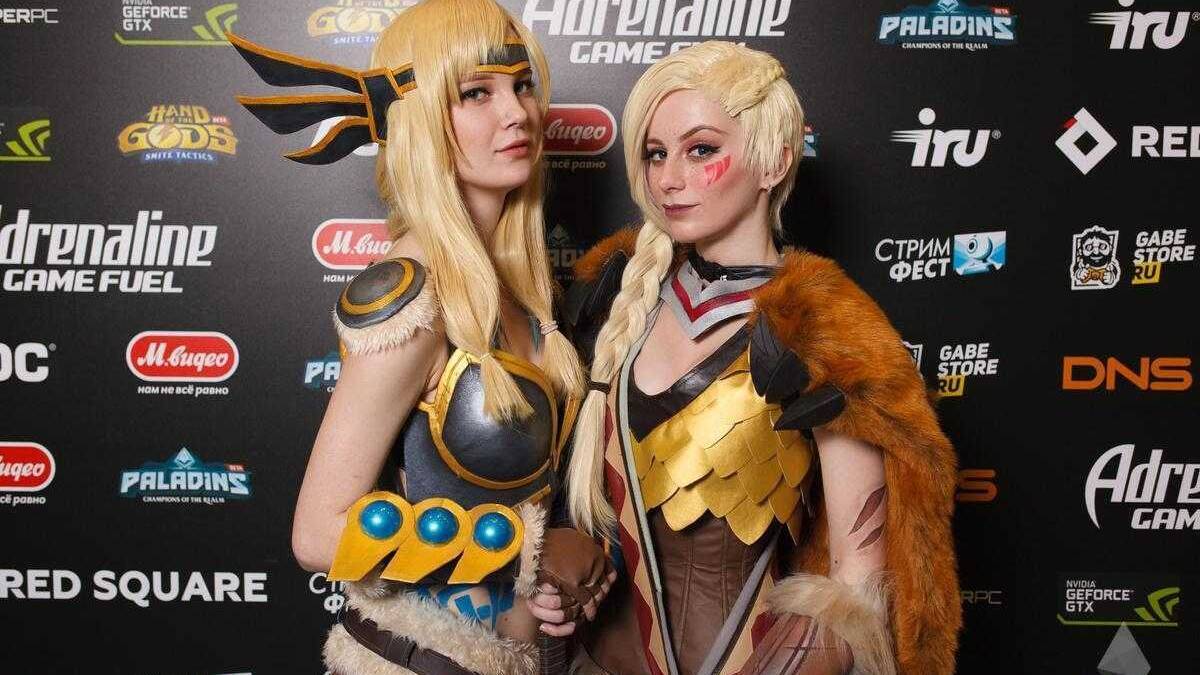 Косплей Персонижн из Overwatch с золотой броней и мехами