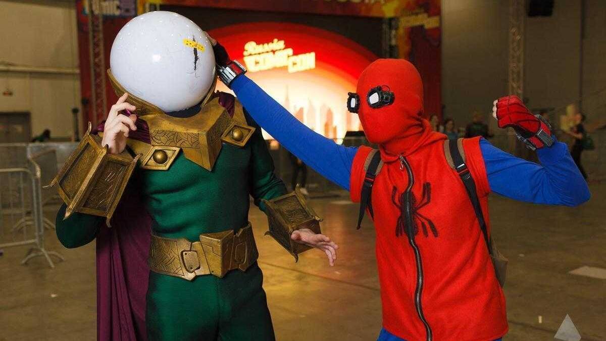 Косплей персонажа Доктора Стрейндж из Marvel и Спайдермена в костюме из комиксов на Comic Con Russia