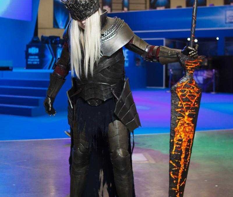 Косплей со средневековым мечом и черной короной