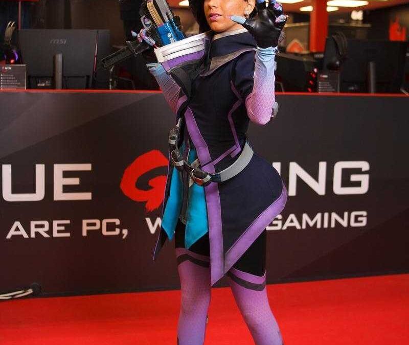 Косплей героини Overwatch с оружием и костюмом